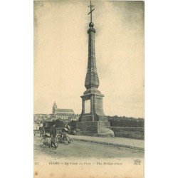 41 BLOIS. Fiacre et personnages avec bicyclette près la Croix du Pont