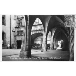 63 RIOM. Le Baiser de la Gloire à l'intérieur de l'Hôtel de Ville 1941