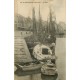 44 LE POULIGUEN. Marin Pêcheur nettoyant son Bateau au Port 1933