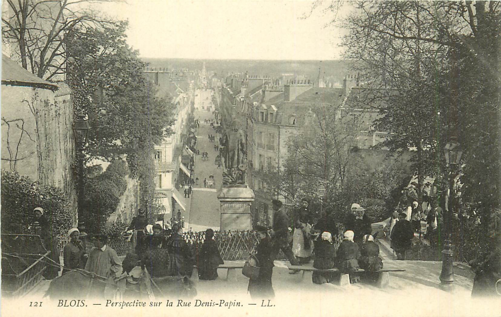 41 BLOIS. Grosse animation en haut de la rue Denis Papin