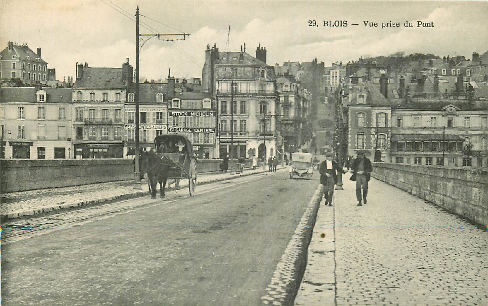 41 BLOIS. Attelage et voiture sur le Pont avec vue sur le Grand Garage Central