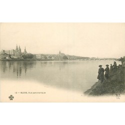 41 BLOIS. Ecoliers regardant la Ville depuis le bord du Fleuve vers 1900