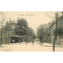 2 x Cpa 58 NEVERS. Coiffeur rue du Rempart et le Pont