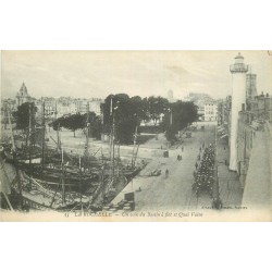 2 x Cpa 17 LA ROCHELLE. Parade de Militaires et Bateaux de Pêcheurs au Port 1922