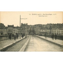 41 BLOIS. Piétons sur le Pont donnant sur la rue Denis Papin