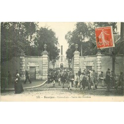 2 x Cpa 18 BOURGES. Pyrotechnie Sortie des Ouvriers 1911 et Fonderie des Canons 1909