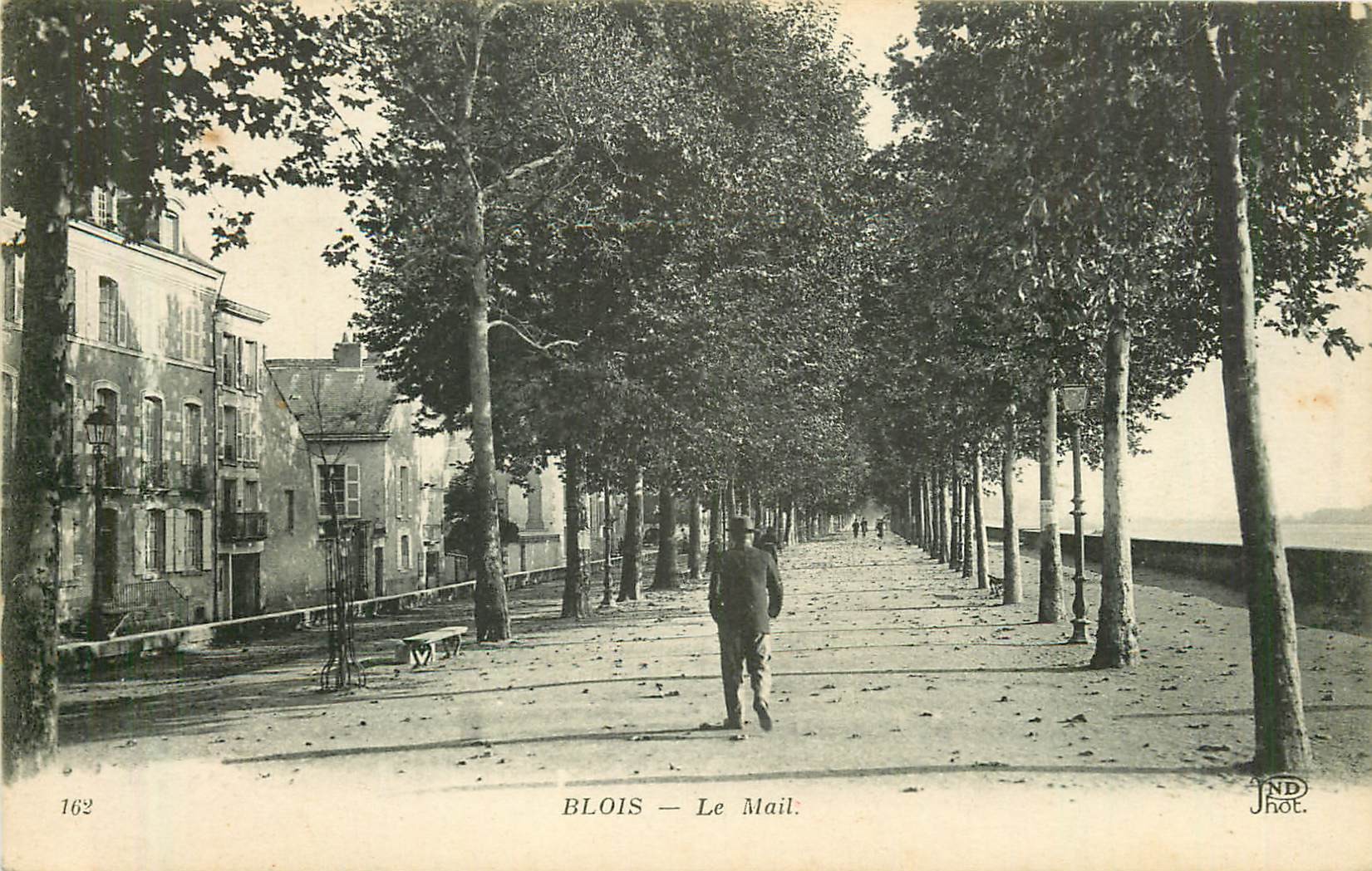 41 BLOIS. Promeneur sur le Mail