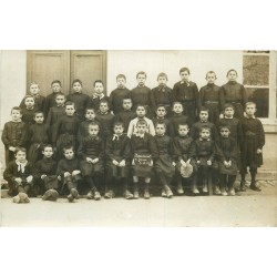 77 BEAUMONT-DU-GÂTINAIS. Ecoliers dans la Cour pour la photo de Classe 1913