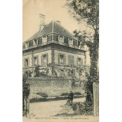 27 BEUZEVILLE. Jeune cycliste devant Ecole Georges Bourquin vers 1924