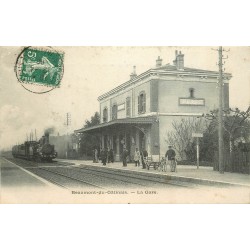 77 BEAUMONT-EN-GÂTINAIS. Train locomotive à vapeur entrant en Gare 1908