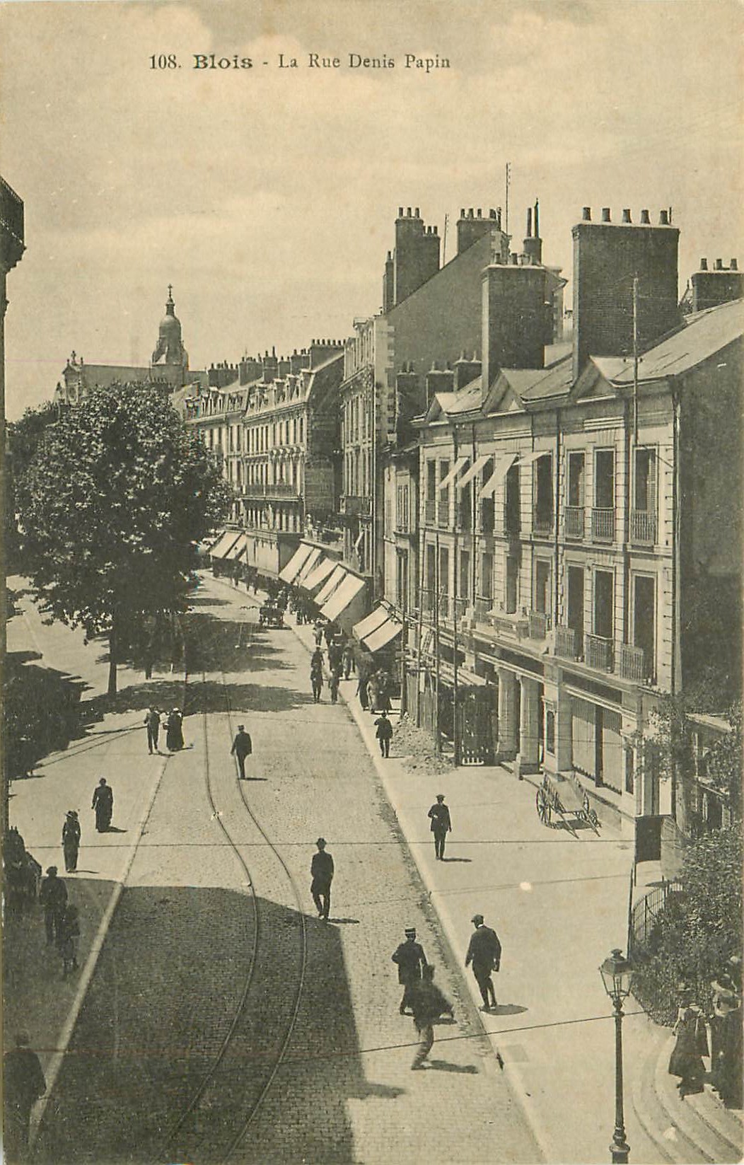 41 BLOIS. Rue Denis-Papin animée