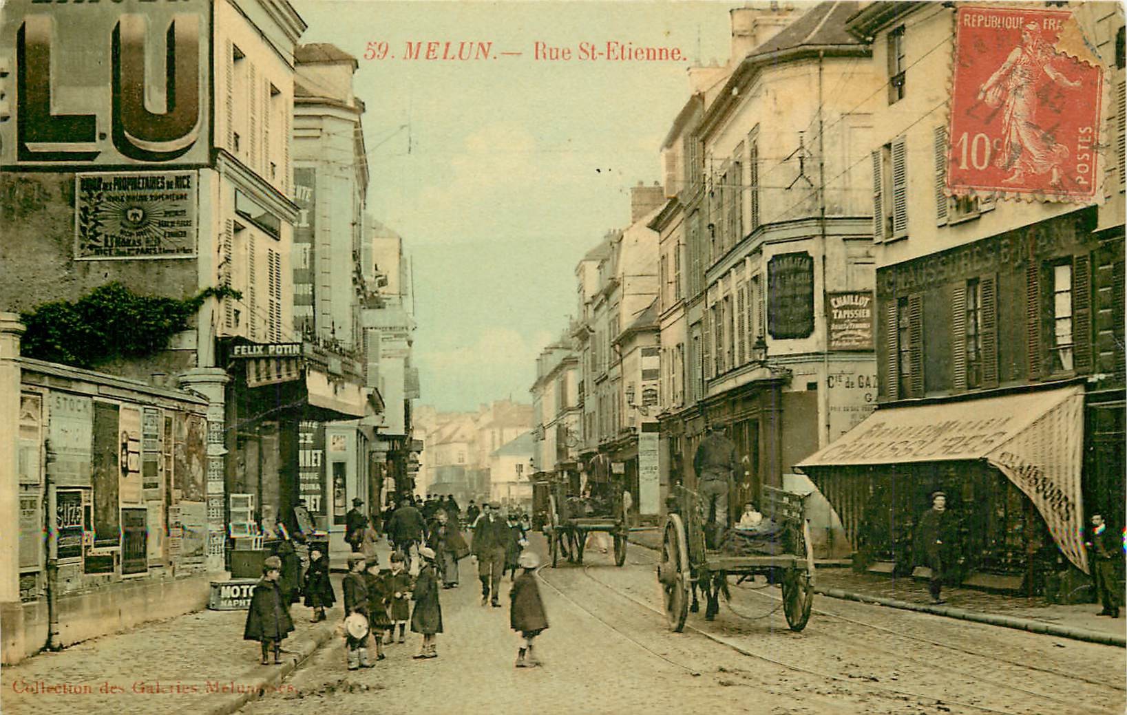 77 MELUN. Belle animation devant Felix Potin rue Saint-Etienne 1917