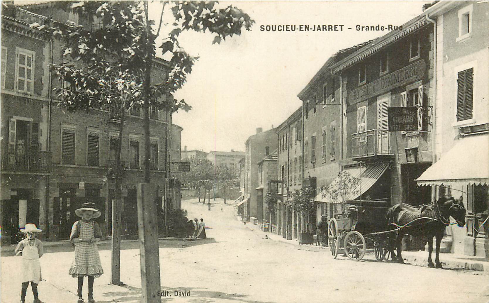 WW 69 SOUCIEU-EN-JARRET. Attelage devant Hôtel du Commerce sur Grande Rue 1915