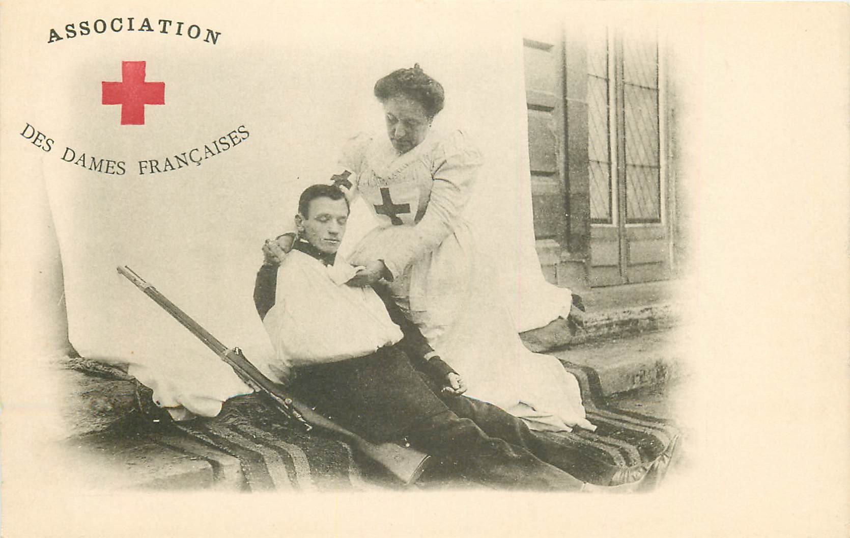 CROIX-ROUGE. Association des Dames Françaises avec infirmière et militaire blessé