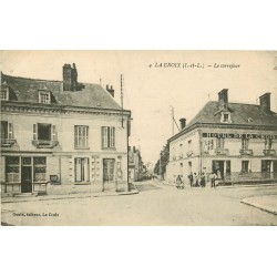 37 LA CROIX. Hôtel et la Poste sur le Carrefour