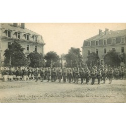 41 BLOIS. Salut au Drapeau dans la Cour Caserne du 113° Infanterie