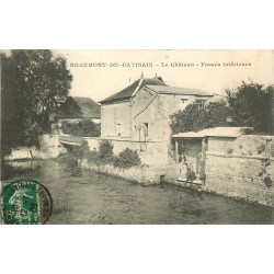 77 BEAUMONT-DU-GÂTINAIS. Le Château Fossés 1908 personnage assis