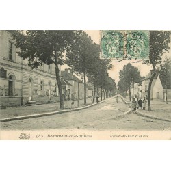 77 BEAUMONT-DU-GÂTINAIS. Hôtel de Ville sur rue 1907