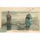 62 BERCK PLAGE. Pêcheuses étendant les filets de pêche 1906