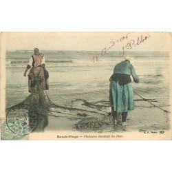 62 BERCK PLAGE. Pêcheuses étendant les filets de pêche 1906