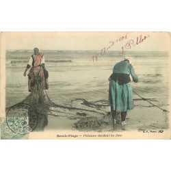 62 BERCK PLAGE. Pêcheuses étendant les filets de pêche 1906