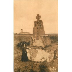 2 x cpa 85 ÎLE DE NOIRMOUTIER. Curé à la Croix Cheminet et bateau de Pêche 1950