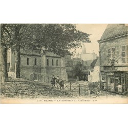 41 BLOIS. Perrot Magasin de cartes postales sur la descente du Château avec écoliers