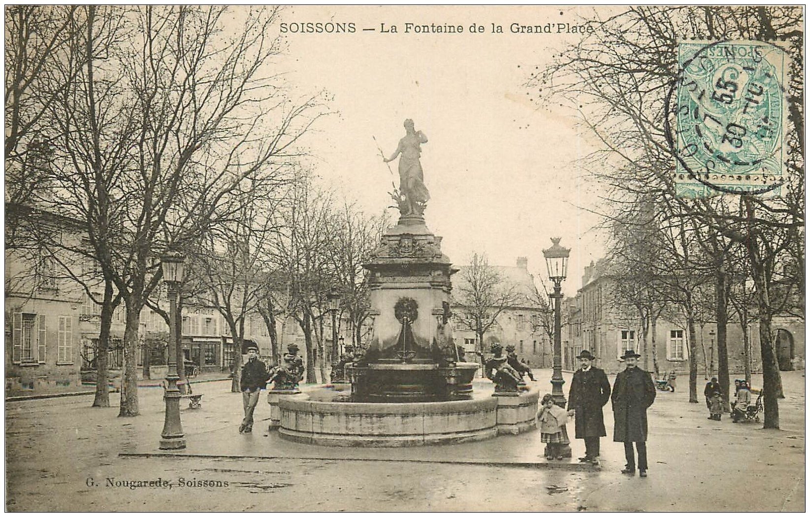 carte postale ancienne 02 SOISSONS. Fontaine de la Grand Place vers 1907