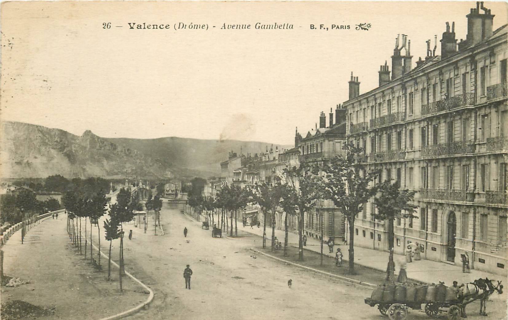 26 VALENCE. Attelage de charbons Avenue Gambetta 1916