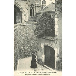 41 BLOIS. Curé devant la Maison de l'Oeuvre des Trois Ave Maria 1913