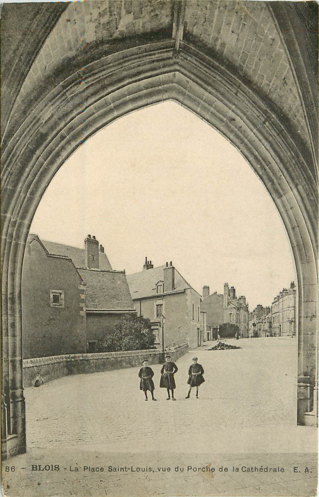 41 BLOIS. Place Saint-Louis vue du Porche Cathédrale 1917