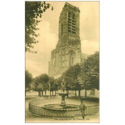 carte postale ancienne 02 SOISSONS. Fontaine Place de la Cathédrale. Edition Martin
