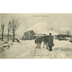 63 LE PUY DE DOME. Fermier et ses Vaches sous la neige 1910