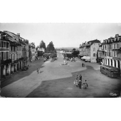 64 NAY. Autobus Car Place de la République 1955