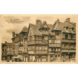 carte postale ancienne 14 LISIEUX. Place Halle au Beurre Vieilles Maisons 1933