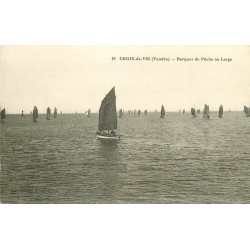 2 x cpa 85 CROIX-DE-VIE. Barques de Pêche et Pêcheurs au Port Quai de la République