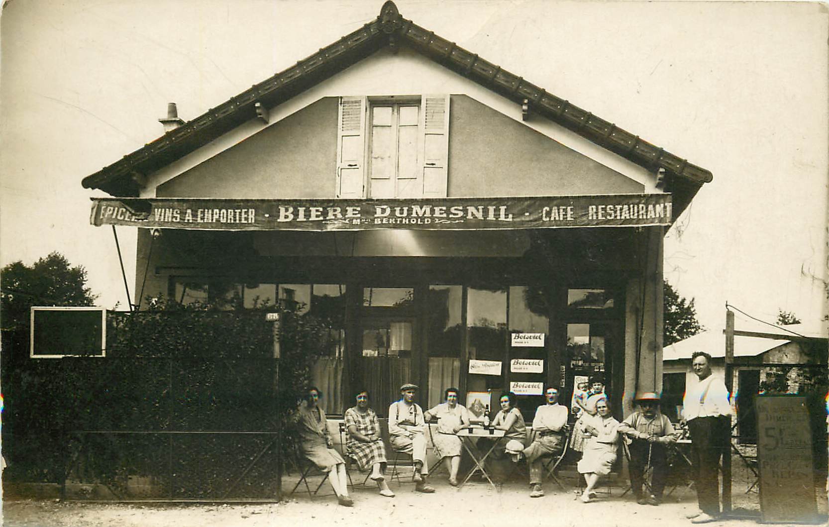 Photo carte postale Café Restaurant Epicerie BERTHOLD " Bière Dumesnil "