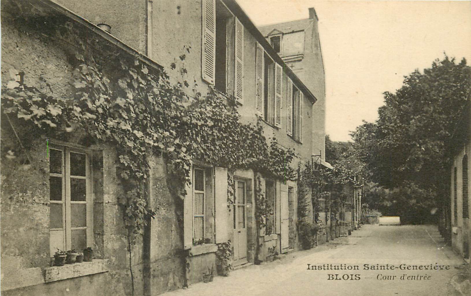 41 BLOIS 2 x cpa Institution Sainte-Geneviève, Cour 1947 et Chapelle 1914