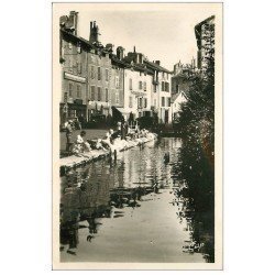 carte postale ancienne 15 AURILLAC. Lavandières sur le Cana. Carte Photo 1950