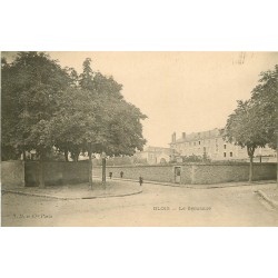 41 BLOIS. Ecolière devant le Séminaire vers 1900