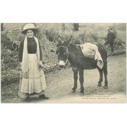 carte postale ancienne 15 AURILLAC. Paysanne avec son Ane. Transport pour le Marché