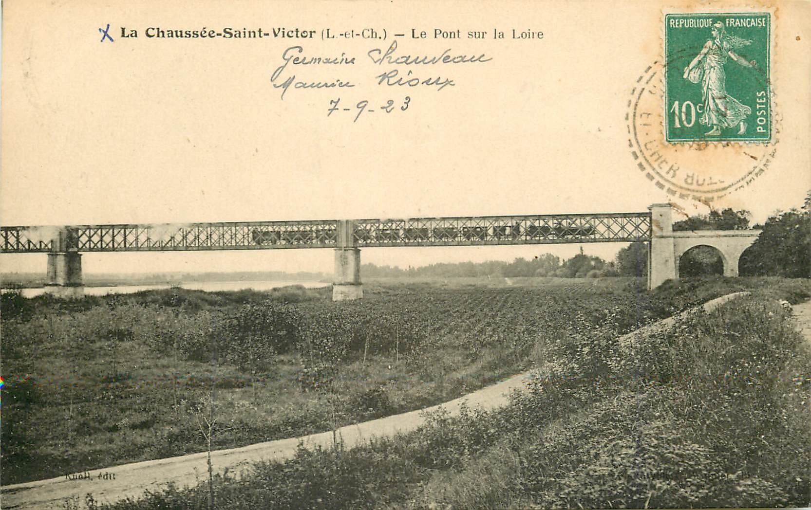 41 LA CHAUSSEE-SAINT-VICTOR. Train traversant le Pont sur la Loire 1923