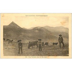 carte postale ancienne 15 AURILLAC. Une Vacherie dans la Montagne. Pâtres et Vaches