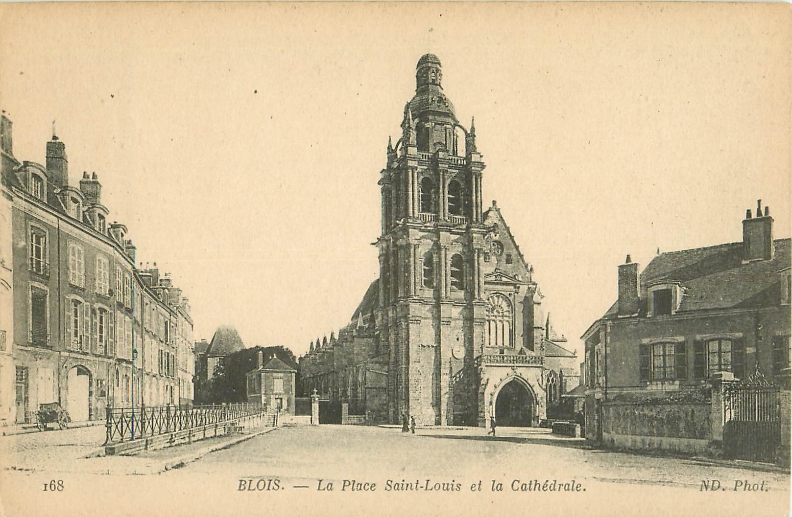 2 x Cpa 41 BLOIS. Place Saint Louis avec la Cathédrale et son intérieur