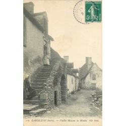 36 GARGILESSE. Femmes et enfants aux vieilles maisons du Moulin 1910