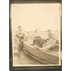 RARE Photo carte postale METIERS DE LA MER. Les Parqueuses d'Huîtres dans leur barque