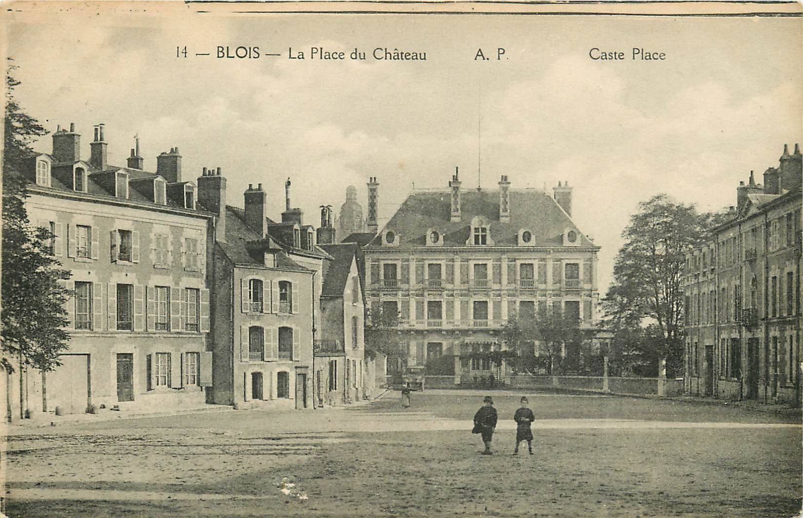 3 Cpa 41 BLOIS. Place du Château 1907-1923 et la Cour