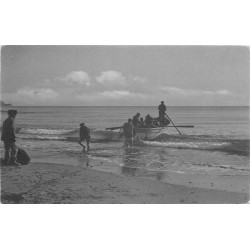 2 x Cpa METIERS DE LA PÊCHE. Pêcheurs ramenant et embarquant leurs filets de Pêche 1911-1906