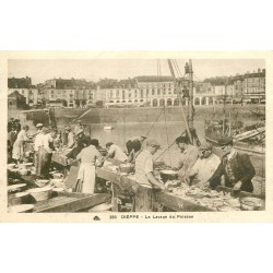 76 DIEPPE. Le Lavage du Poisson au Port