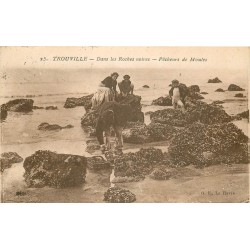 14 TROUVILLE. Pêcheurs de Moules dans les Roches noires 1928